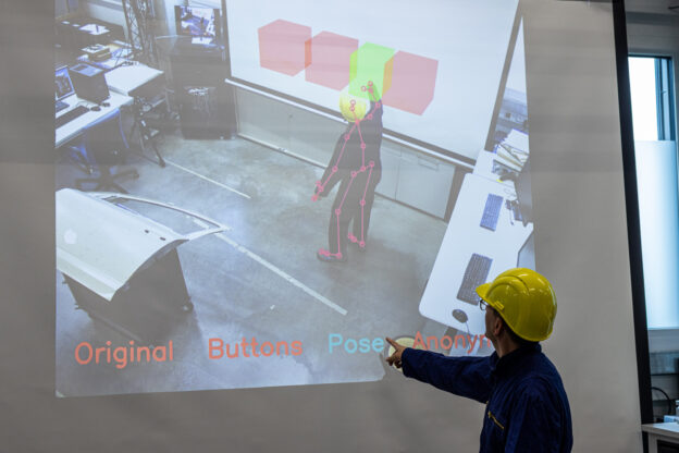It shows how the worker works in an augmented reality setting
